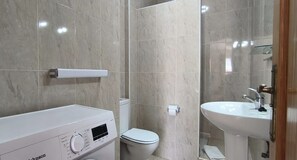 シャワー、ヘアドライヤー、タオル