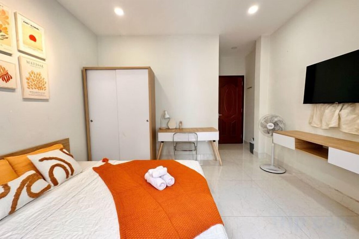 In-room safe, desk, WiFi (free)