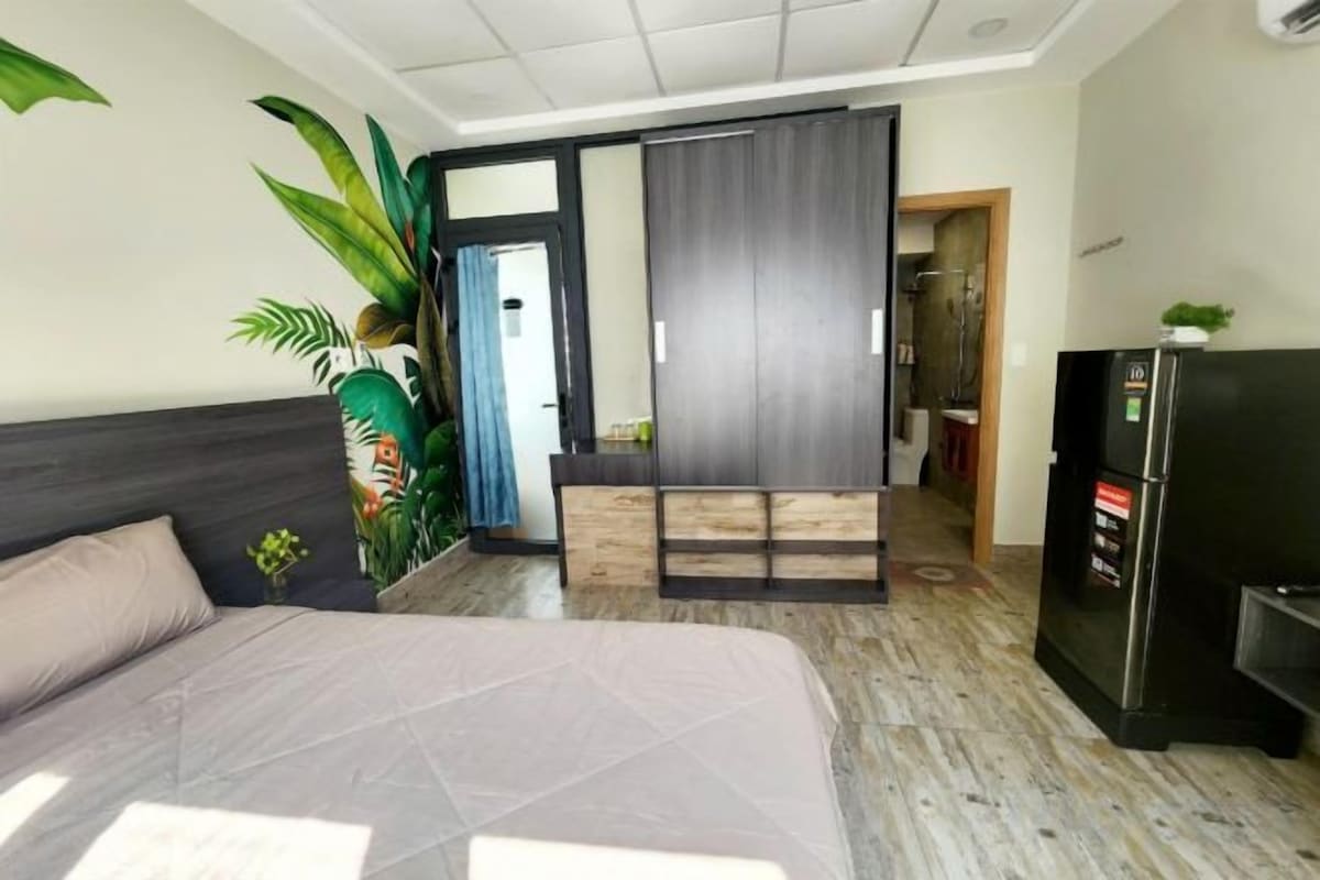 In-room safe, desk, WiFi (free)