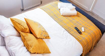 Beautifully Fab 3 bedroom 4 beds New home 8 guests Stretford Trafford