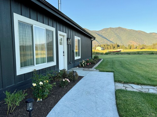 NEW & luxurious! Fairview Retreat @ the Big Black Barn. Mins to GNP & Wfish. AC.