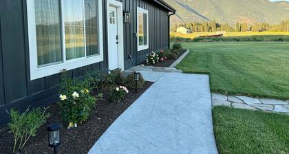 NEW & luxurious! Fairview Retreat @ the Big Black Barn. Mins to GNP & Wfish. AC.