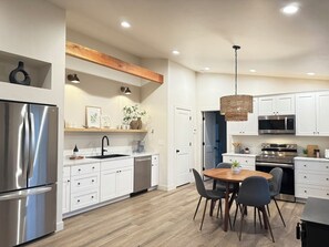 冷蔵庫、電子レンジ、オーブン、コンロ