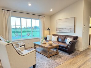 Smart TV - NEW & luxurious! Fairview Retreat @ the Big Black Barn. Mins to GNP & Wfish. AC. (Columbia Falls)