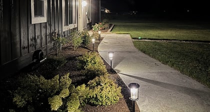 NEW & luxurious! Fairview Retreat @ the Big Black Barn. Mins to GNP & Wfish. AC.