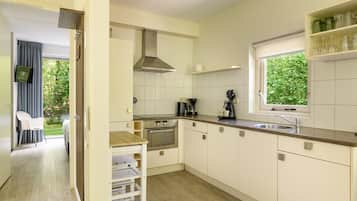 Kühlschrank, Herdplatte, Wasserkocher mit Kaffee-/Teezubehör