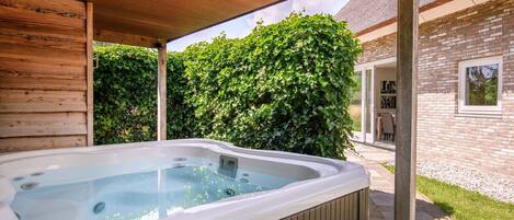 مغطس سبا خارجي