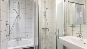 A modern bathroom with a glass-enclosed shower, a separate bathtub, and a sink with a mirror. - Comfortable 8-person bungalow (Putten)
