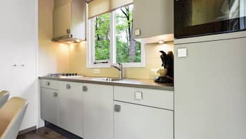 Fridge, stovetop, dishwasher, coffee/tea maker