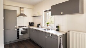 Cooktop, cafeteira/chaleira, talheres/pratos/utensílios de cozinha