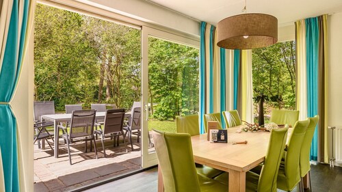 Detached 8-person villa