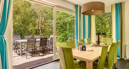 Detached 8-person villa