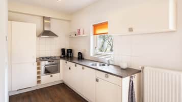 Kühlschrank, Herdplatte, Wasserkocher mit Kaffee-/Teezubehör