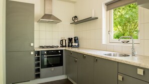 Kühlschrank, Herdplatte, Wasserkocher mit Kaffee-/Teezubehör