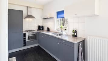 Fridge, stovetop, coffee/tea maker, electric kettle