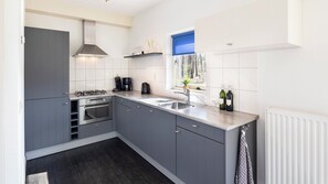 Kühlschrank, Herdplatte, Wasserkocher mit Kaffee-/Teezubehör