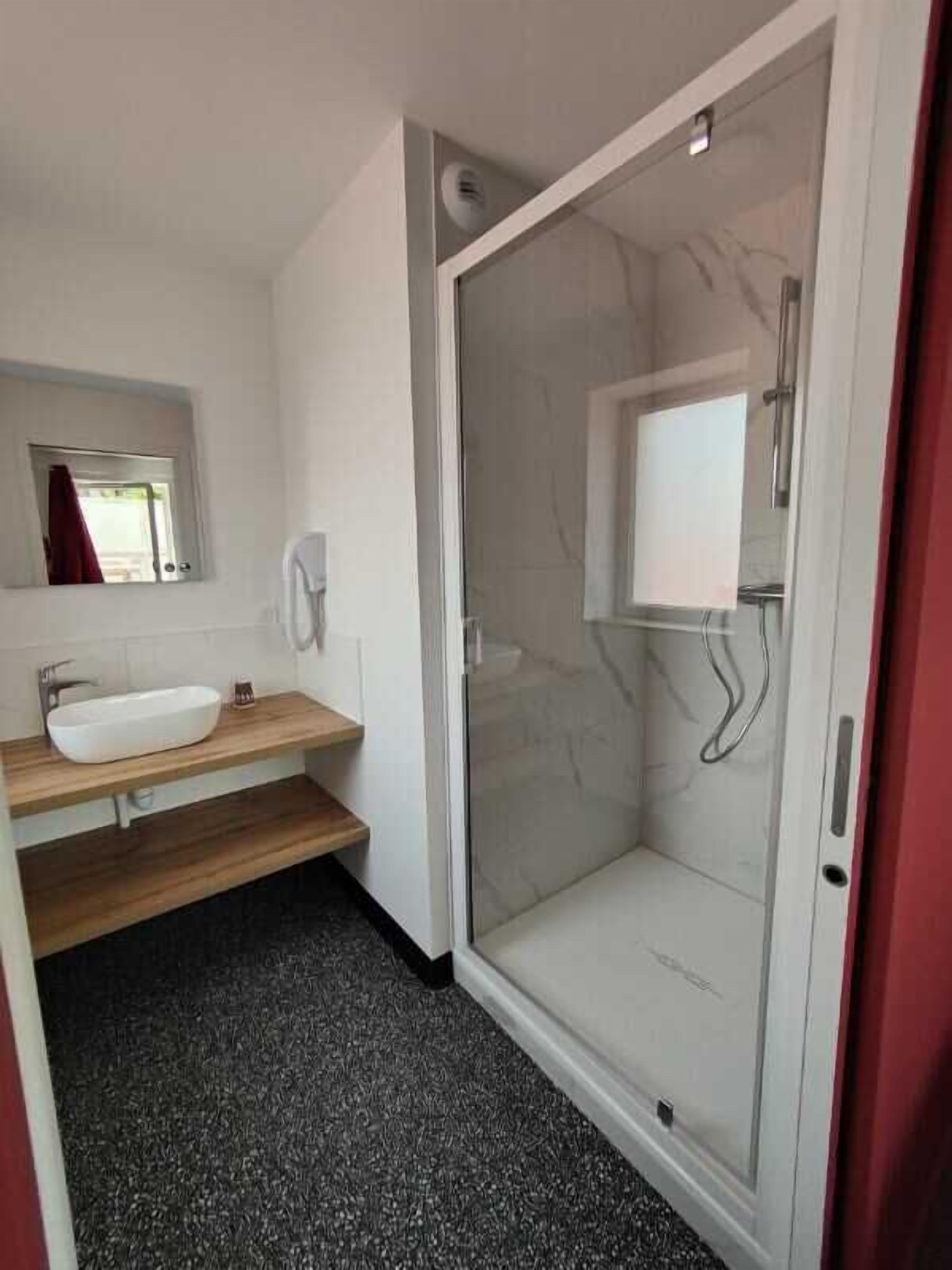 Chambre Double Confort, balcon | Salle de bain