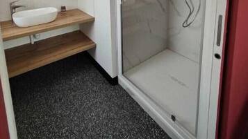 Chambre Double Confort, balcon | Salle de bain