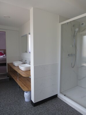 Familien-Doppel- oder -Zweibettzimmer | Badezimmer