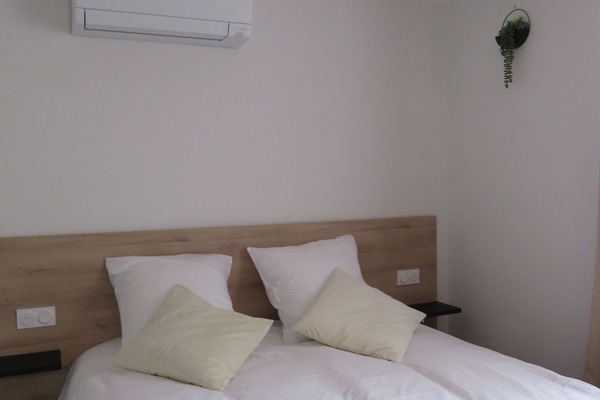 Double Room, Non Smoking | Blackout drapes, soundproofing, iron/ironing board, WiFi (free)