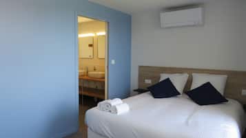 Double Room | Blackout drapes, soundproofing, iron/ironing board, free WiFi