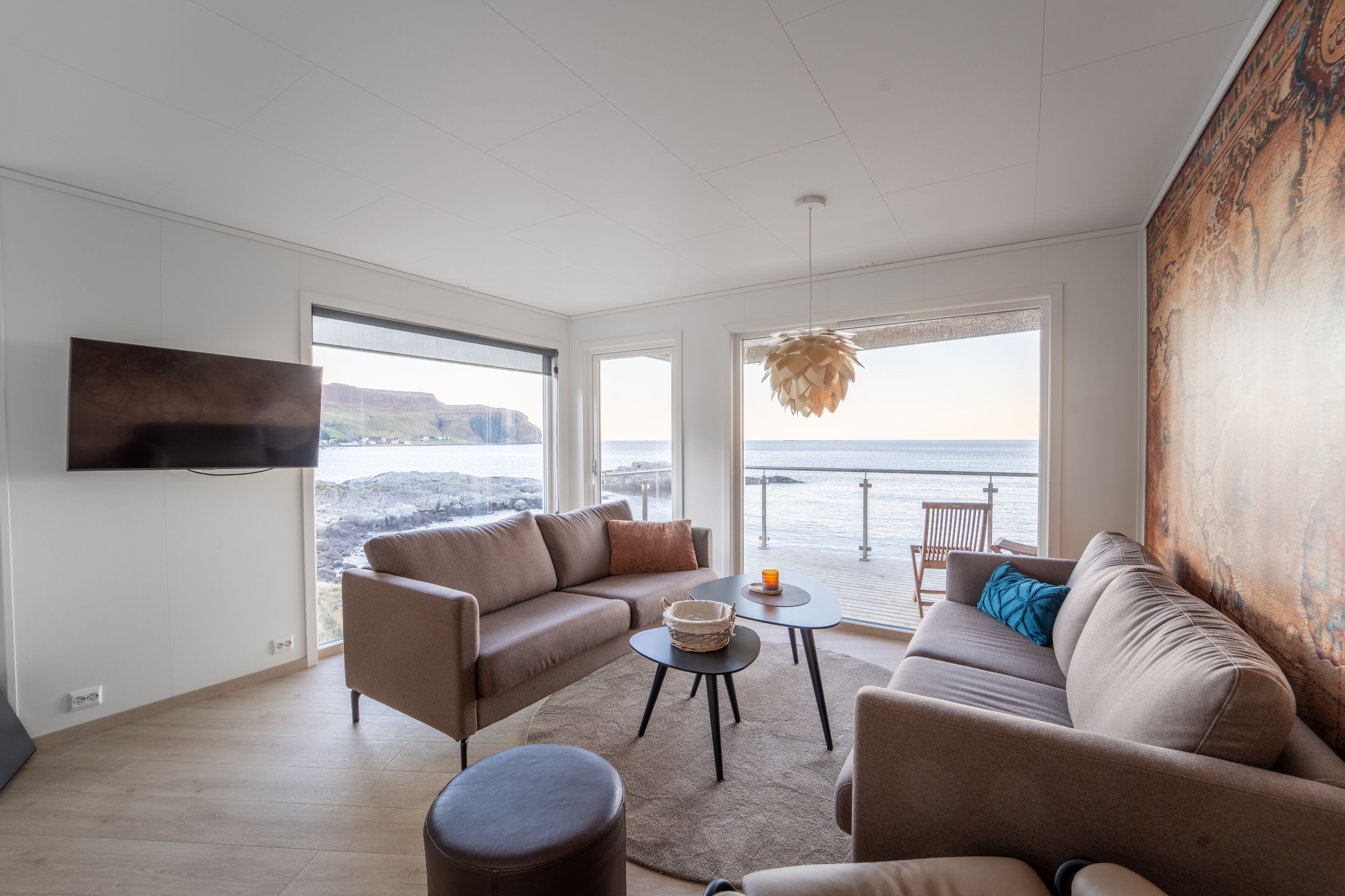 Småhus – comfort, sjøutsikt | Oppholdsområde | Flatskjerm-TV og peis