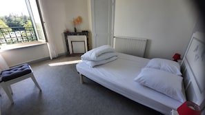 7 slaapkamers, een bureau, een strijkplank/strijkijzer, reisbedje
