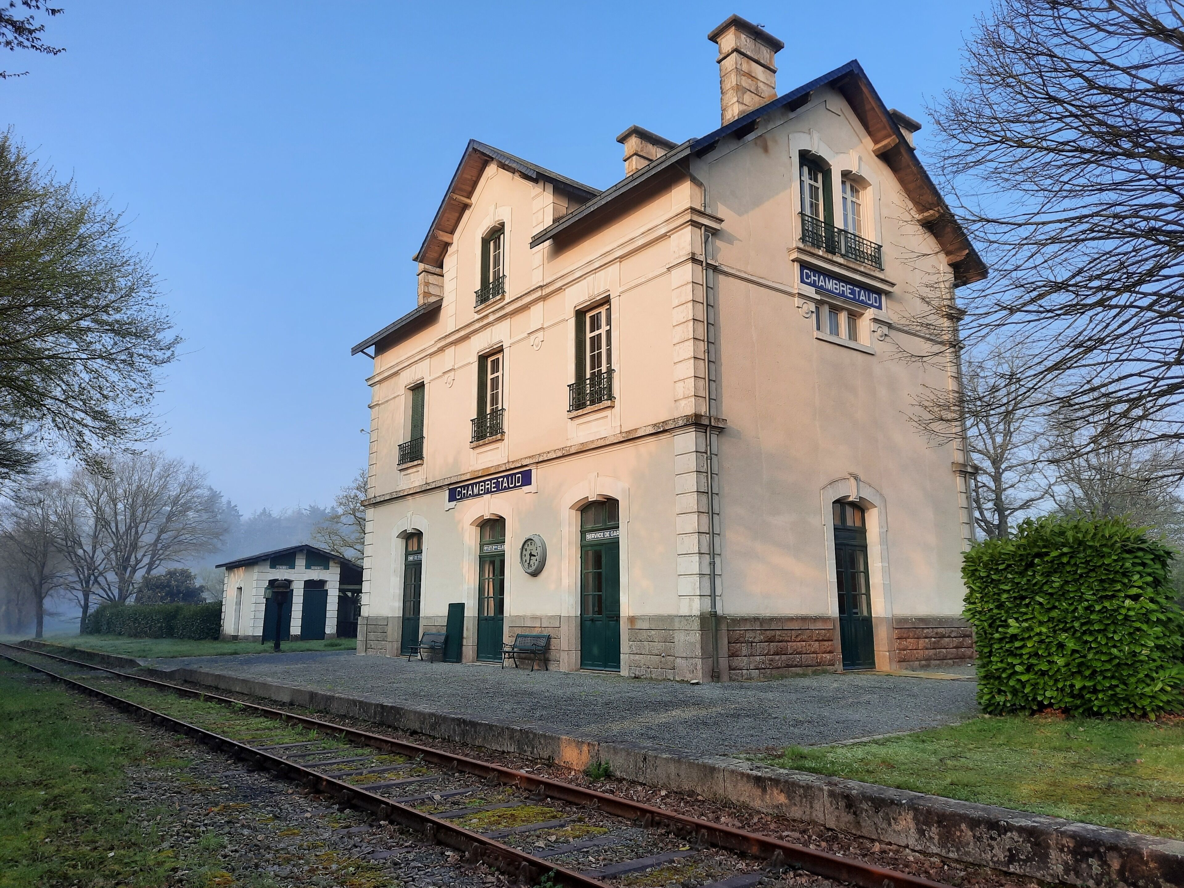 Un bâtiment historique, sur la façade duquel on peut lire l’inscription « CHAMBRETAUD », et qui est orné d’une horloge.
