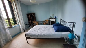 7 bedrooms, desk, iron/ironing board, travel cot