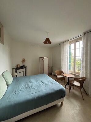 7 Schlafzimmer, Schreibtisch, Bügeleisen/Bügelbrett, Reisekinderbett