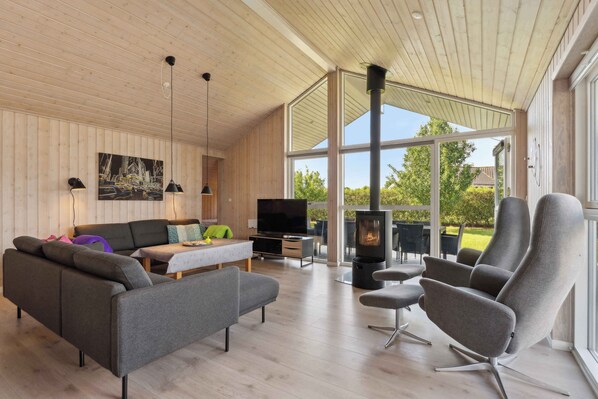 Kamin, DVD-Player, Tischfußball, Tischtennisplatte