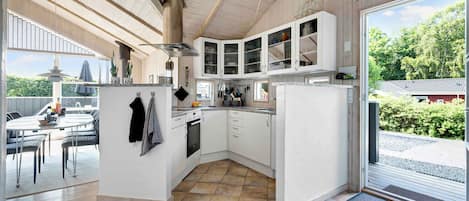 Kjøleskap, ovn, kokeplater og oppvaskmaskin