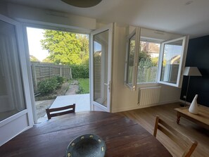 Dining - House in the heart of the city where everything is within walking distance (Dinan)