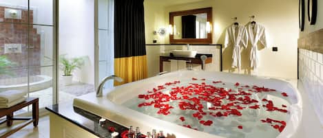 Signature Level Bungalow | Bathroom | Hair dryer, bathrobes, towels