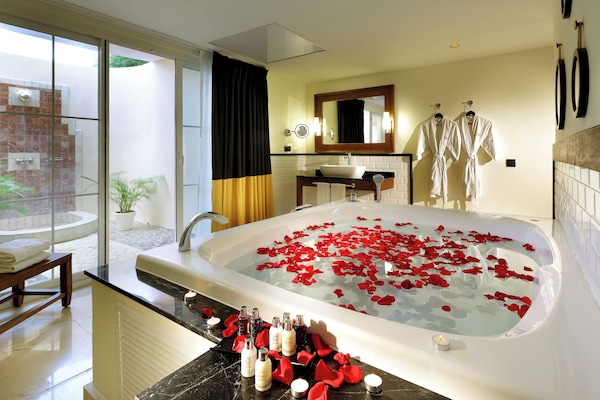 Signature Level Bungalow | Baño | Secador de pelo, albornoces y toallas