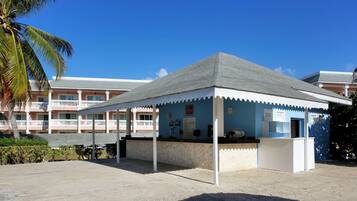 Bar tepi kolam renang