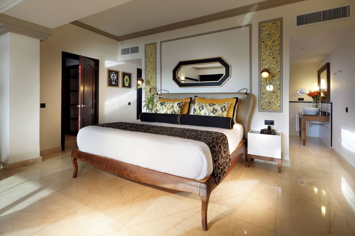 In-room safe, desk, iron/ironing board, WiFi (free)