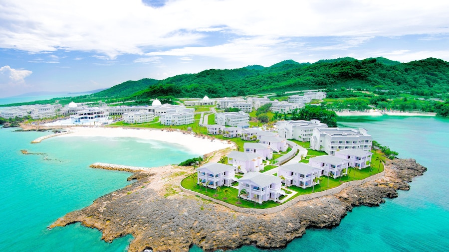 The Signature Level At Grand Palladium Lady Hamilton Resort & Spa