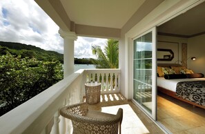 In-room safe, desk, iron/ironing board, free WiFi - The Signature Level At Grand Palladium Lady Hamilton Resort & Spa (Lucea)