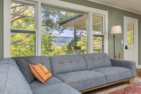 TV. Mystic Mountain - 3BR Family Retreat!