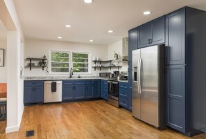 Jääkaappi, mikroaaltouuni, uuni, liesi