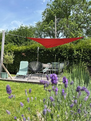 A garden with outdoor furniture, a red shade sail, and lavender plants. - Augustant, quiet Normandy house 2 steps from Honfleur  (Ablon)
