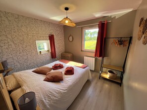 1 quarto, ferros/tábuas de passar roupa, berço de viagem