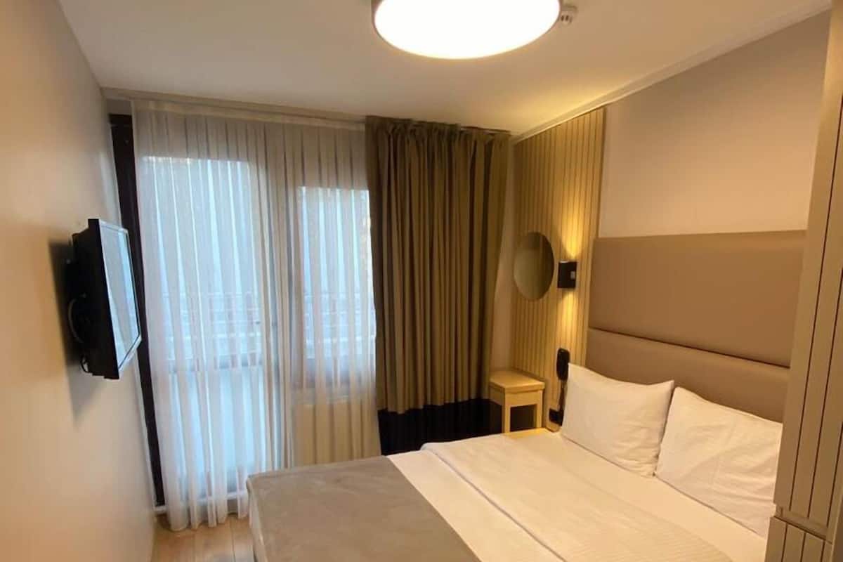 Double Room, No Smoking