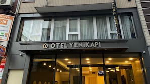 Un hotel con una facciata moderna, numerose finestre e un ingresso ben visibile.