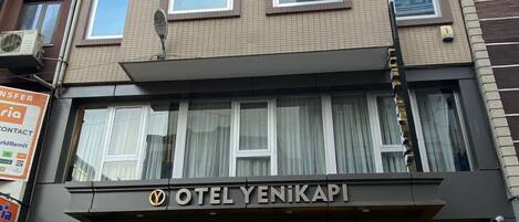 Vista frontal de la propiedad