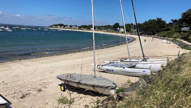 A beach with sailboats docked near the shore, a clear sky, and a calm sea. - Vacation home on enclosed land 800 metres from the beach and shops (Mesquer)
