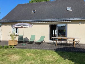 Outdoor dining - Vacation home on enclosed land 800 metres from the beach and shops (Mesquer)