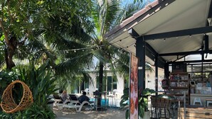 Ein Außenbereich mit Lounge-Möbeln und einer Bar.