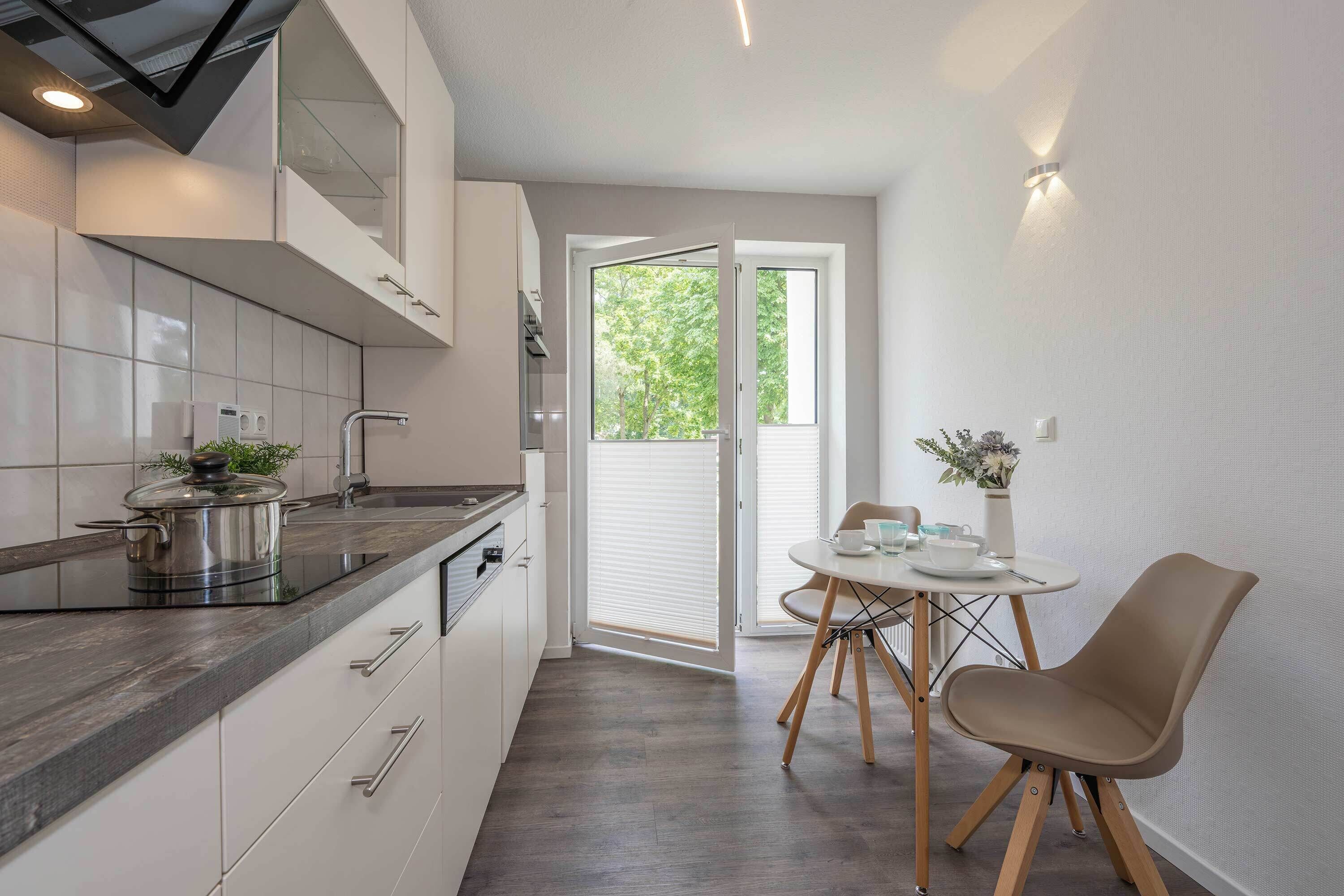Kaffe-/temaskine, køleskab, ovn, kogeplade